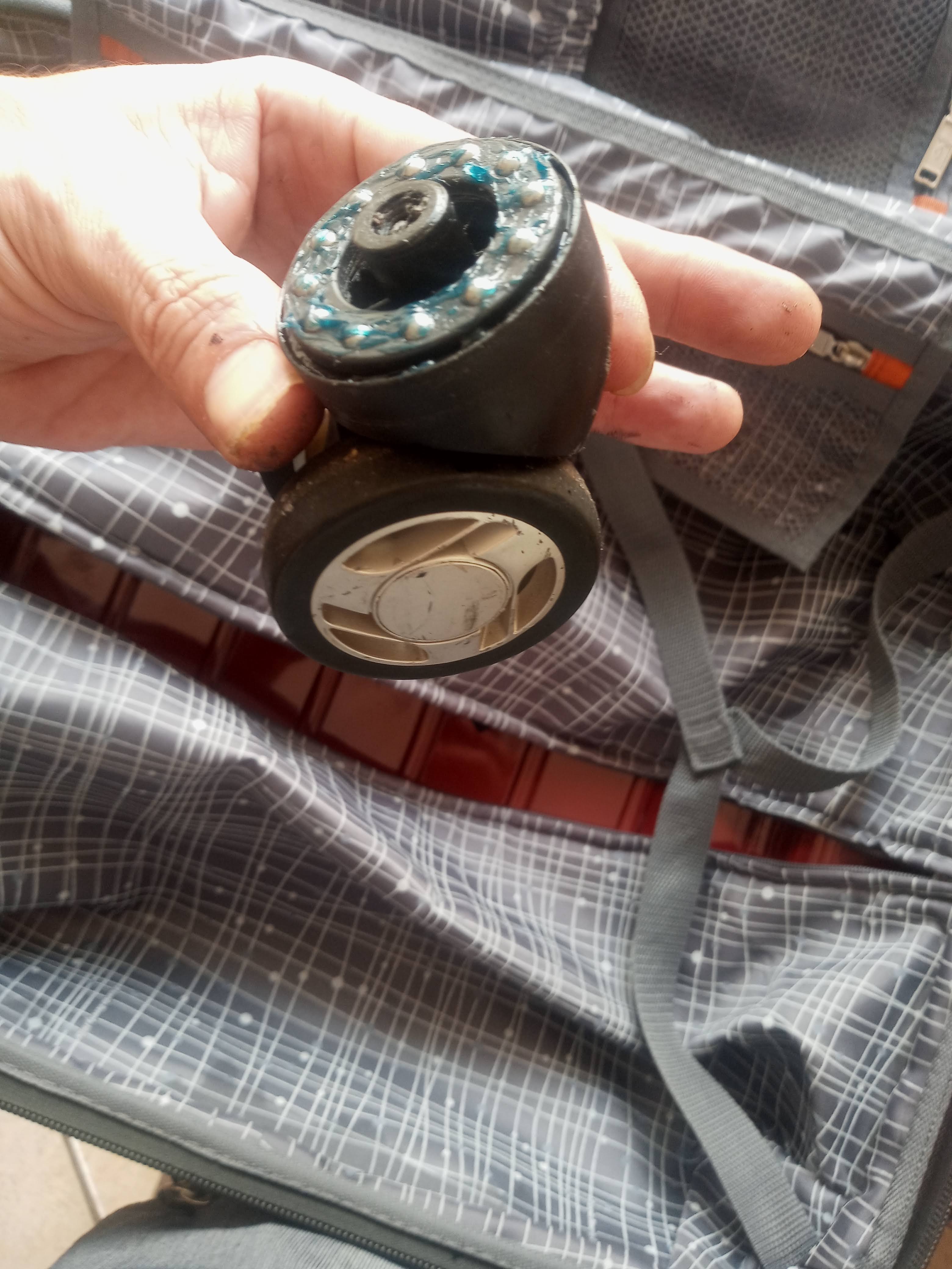 Roda de mala, conserto da roda da mala, roda da mala travando, ponte aerea conserto de mala, alaca de mala.